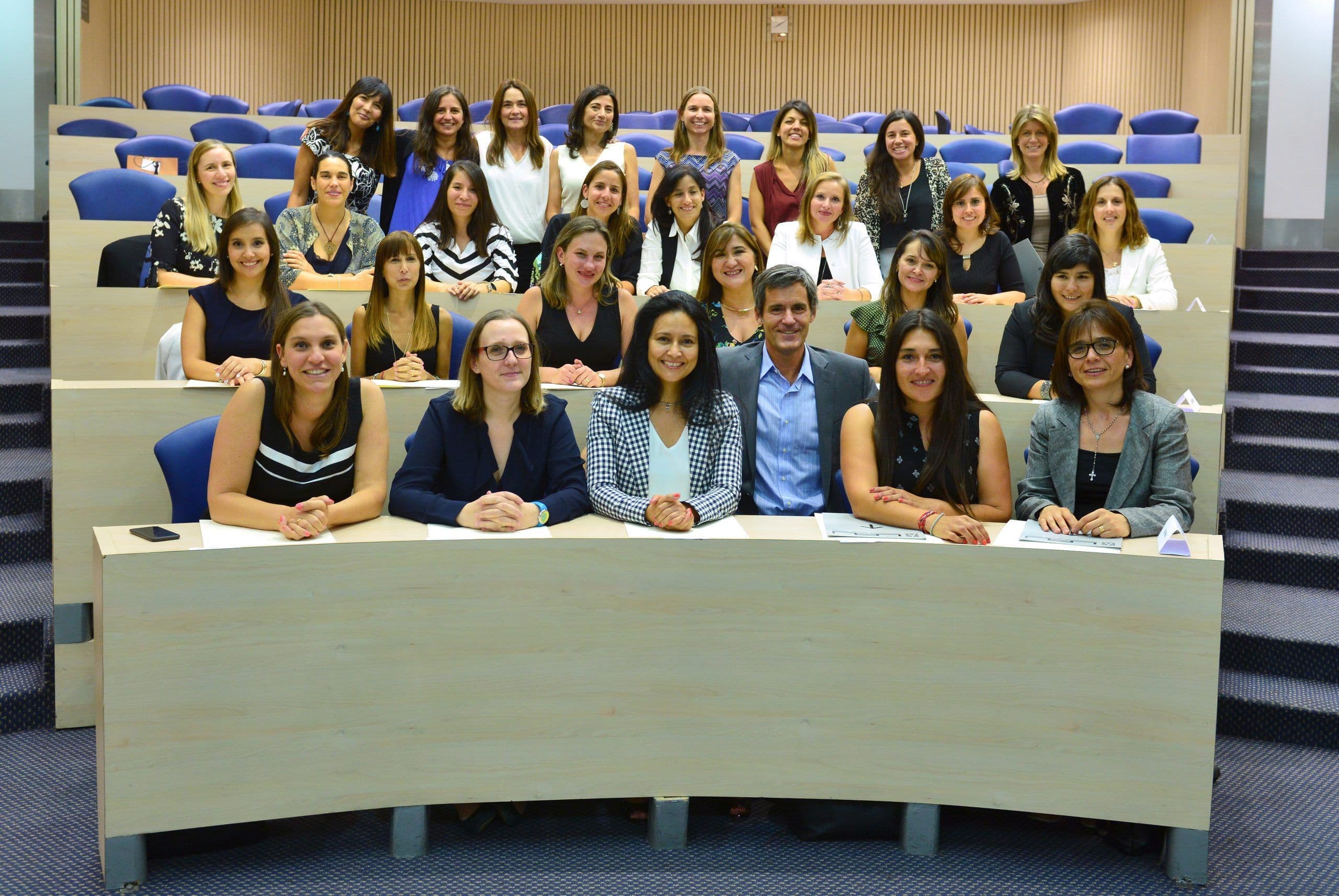 Mujeres a altos cargos: Promociona gradúa 29 alumnas y abre postulaciones