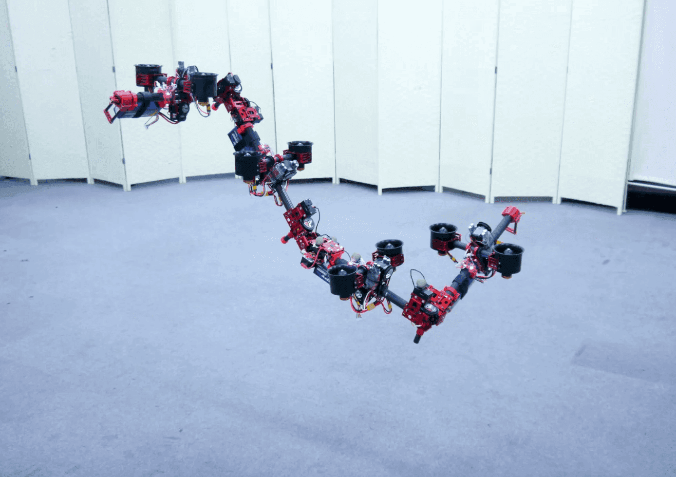 Científicos crean “dron dragón”: adapta —autónomamente— su forma en el aire