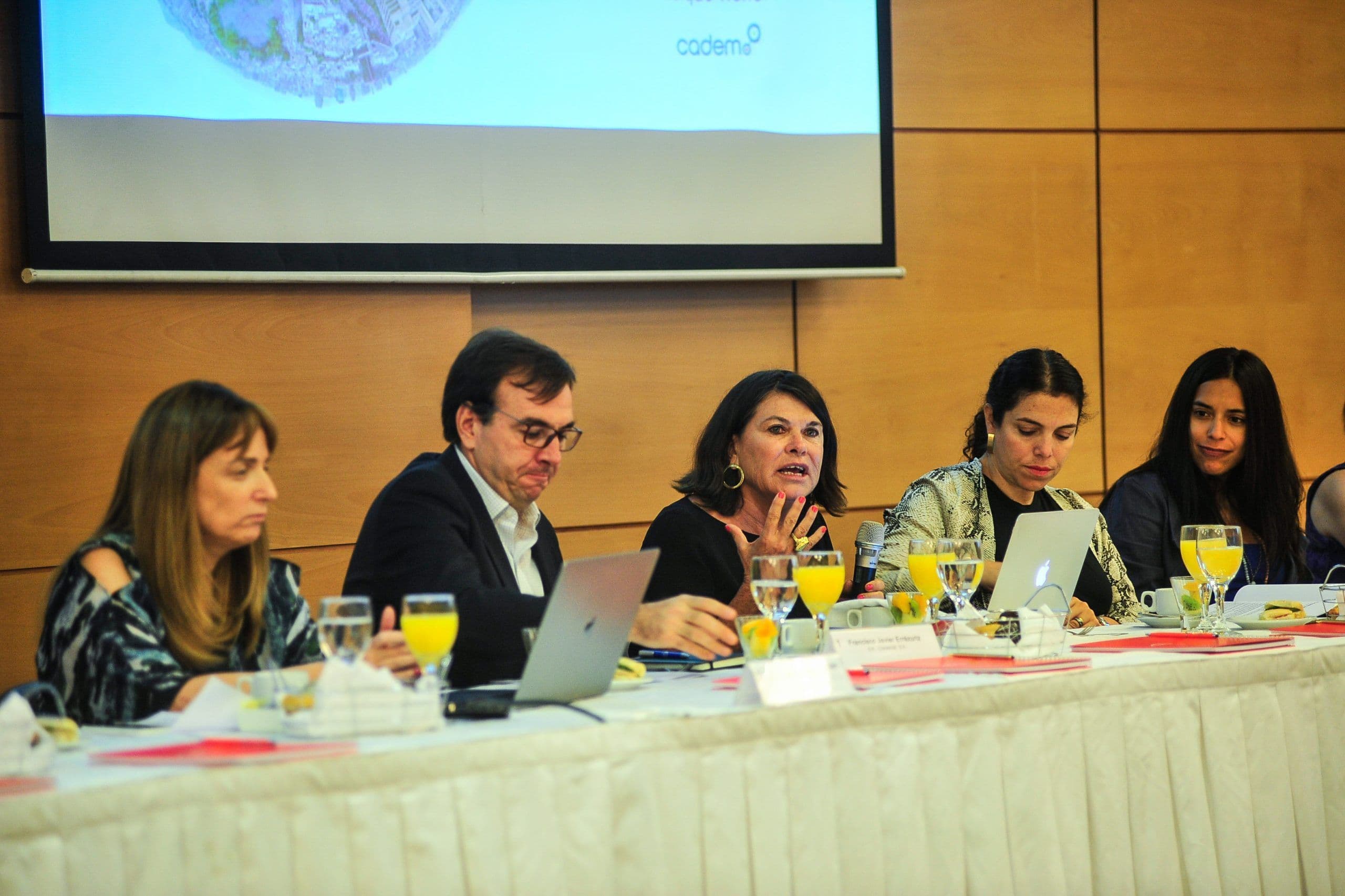 Directivos empresariales y miembros de la comunidad sindical reflexionan sobre las relaciones laborales en el Chile de hoy
