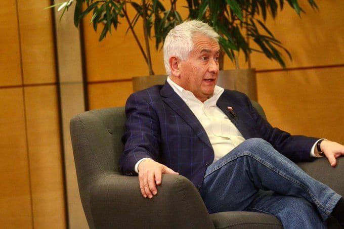 Ministro Enrique Paris en el Ciclo “En Persona” de ICARE: “Hay que aprender a vivir con el COVID-19, un virus endémico no desaparece con una vacuna”