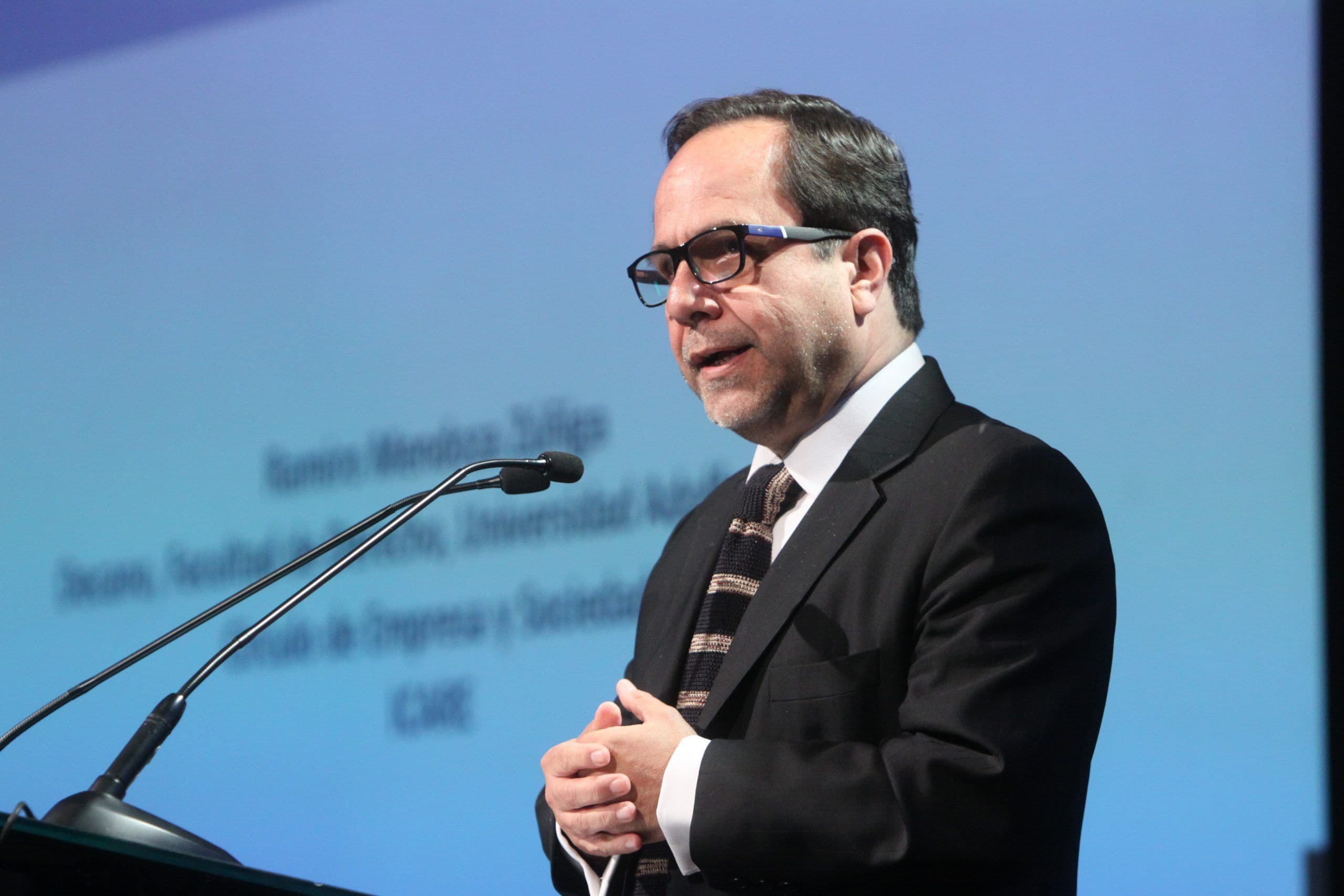 Ramiro Mendoza, ex contralor, en Foro ICARE: “En Chile hay una locura por las leyes”