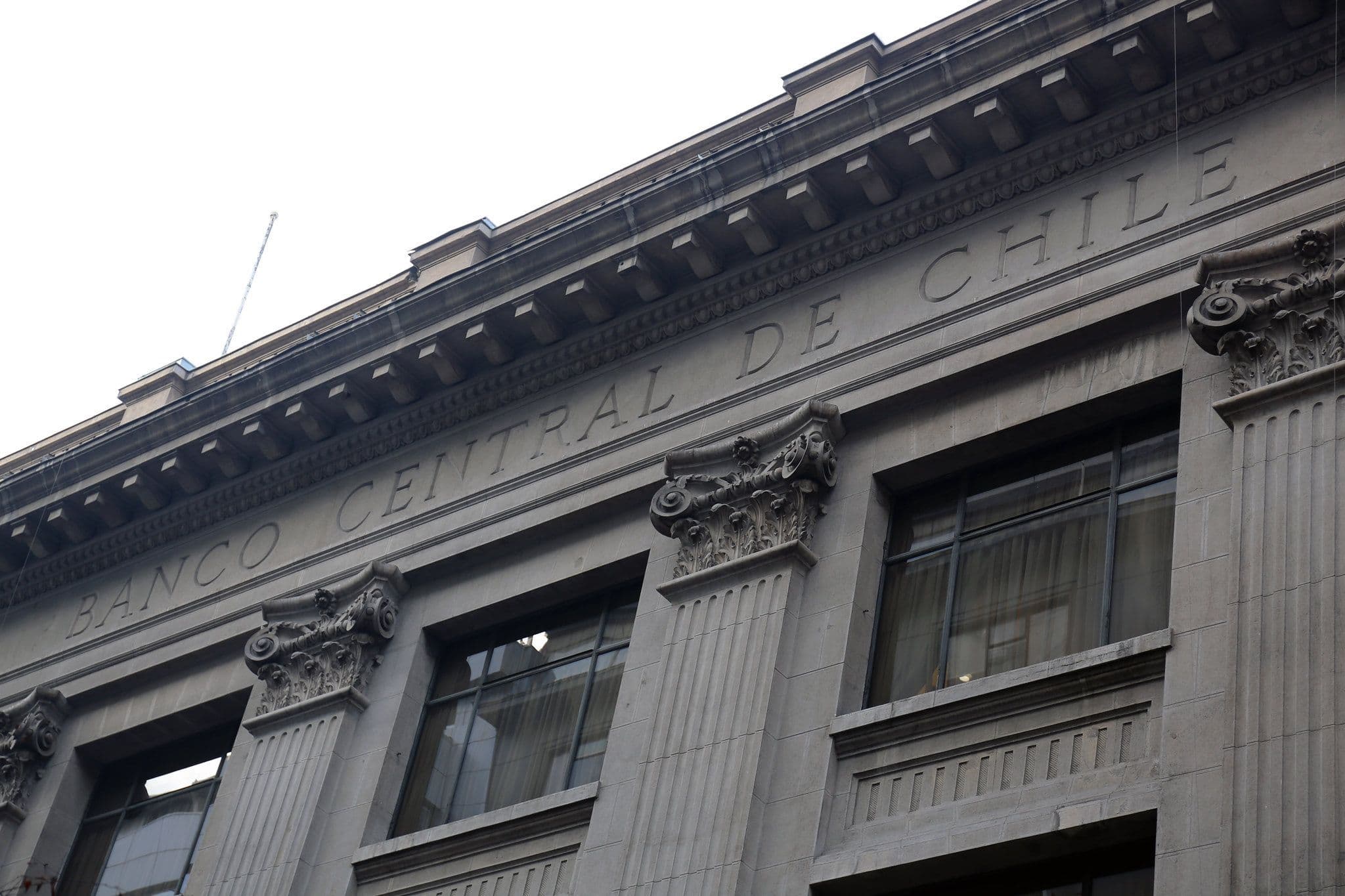 Banco Central de Chile apunta que la inflación bajará en los próximos meses, pero hay desafíos muy importantes debido a su volatilidad