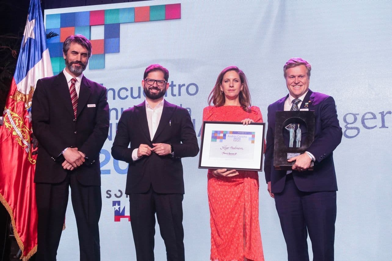 Holger Paulmann, director de ICARE, es reconocido con el Premio Andrés Concha otorgado por la SOFOFA