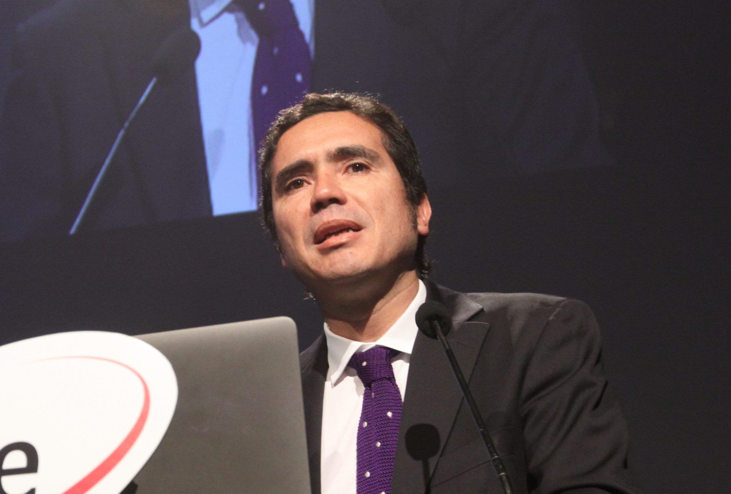 “La excesiva regulación trae costos de productividad al país”, afirma decano Escuela de Gobierno UAI