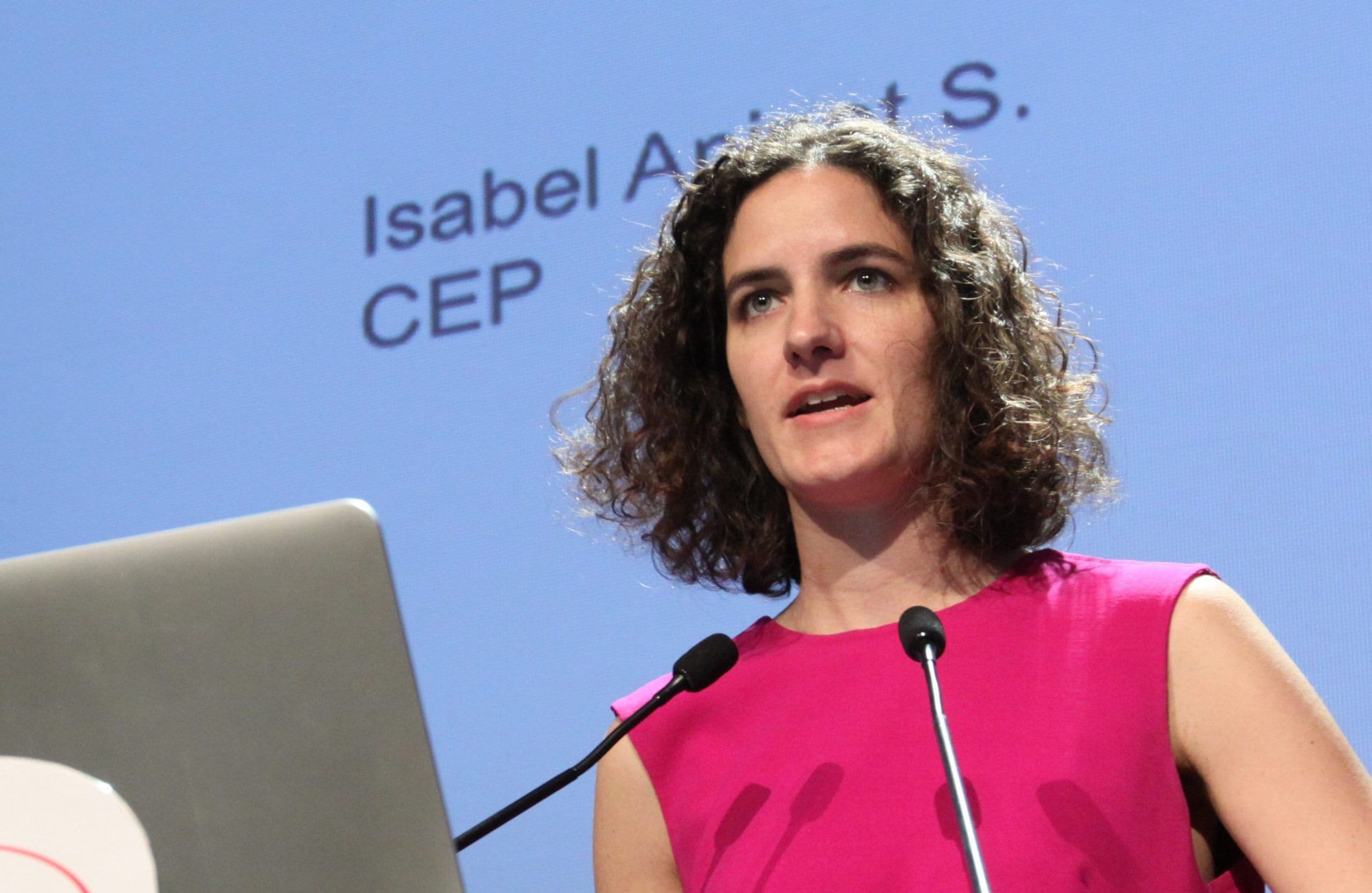 Isabel Aninat, investigadora del CEP, afirma que el Estado opera igual hace 30 años