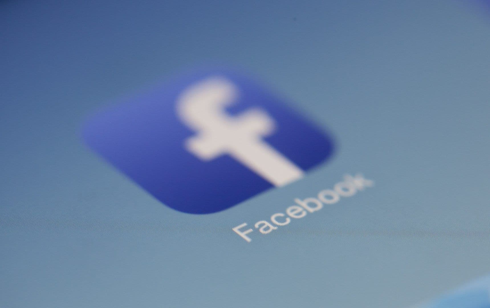 Siguen los problemas para Facebook: ahora un error “desbloqueó” a miles de personas