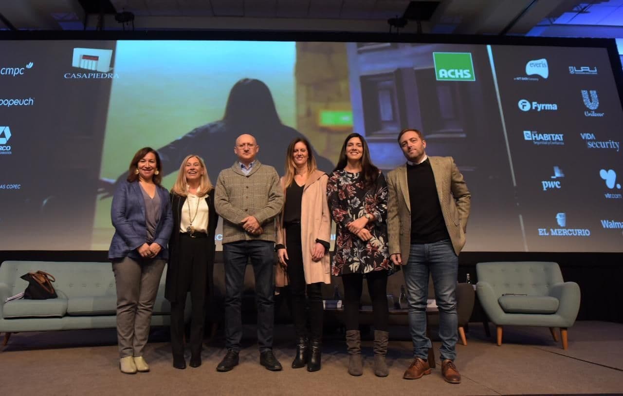 Revisa los videos de la Mesa Redonda de Marketing · ¿QUÉ ESTÁ PASANDO? Coyuntura Comercial y Perspectivas del Consumo